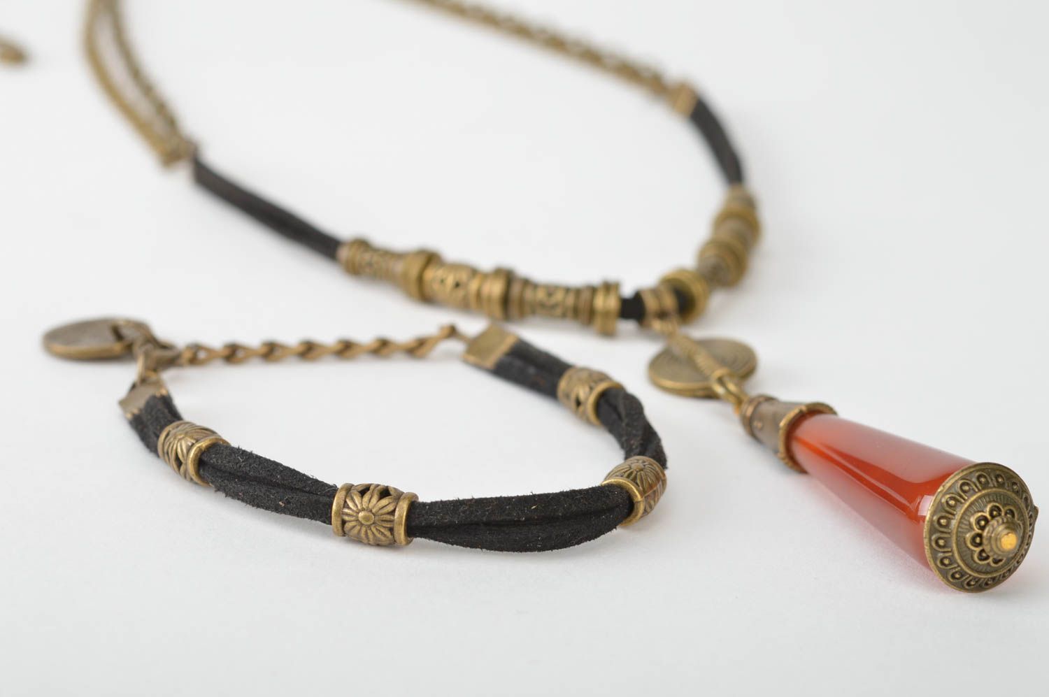 Ensemble de collier et bracelet fait main en daim avec breloque bordeaux photo 4