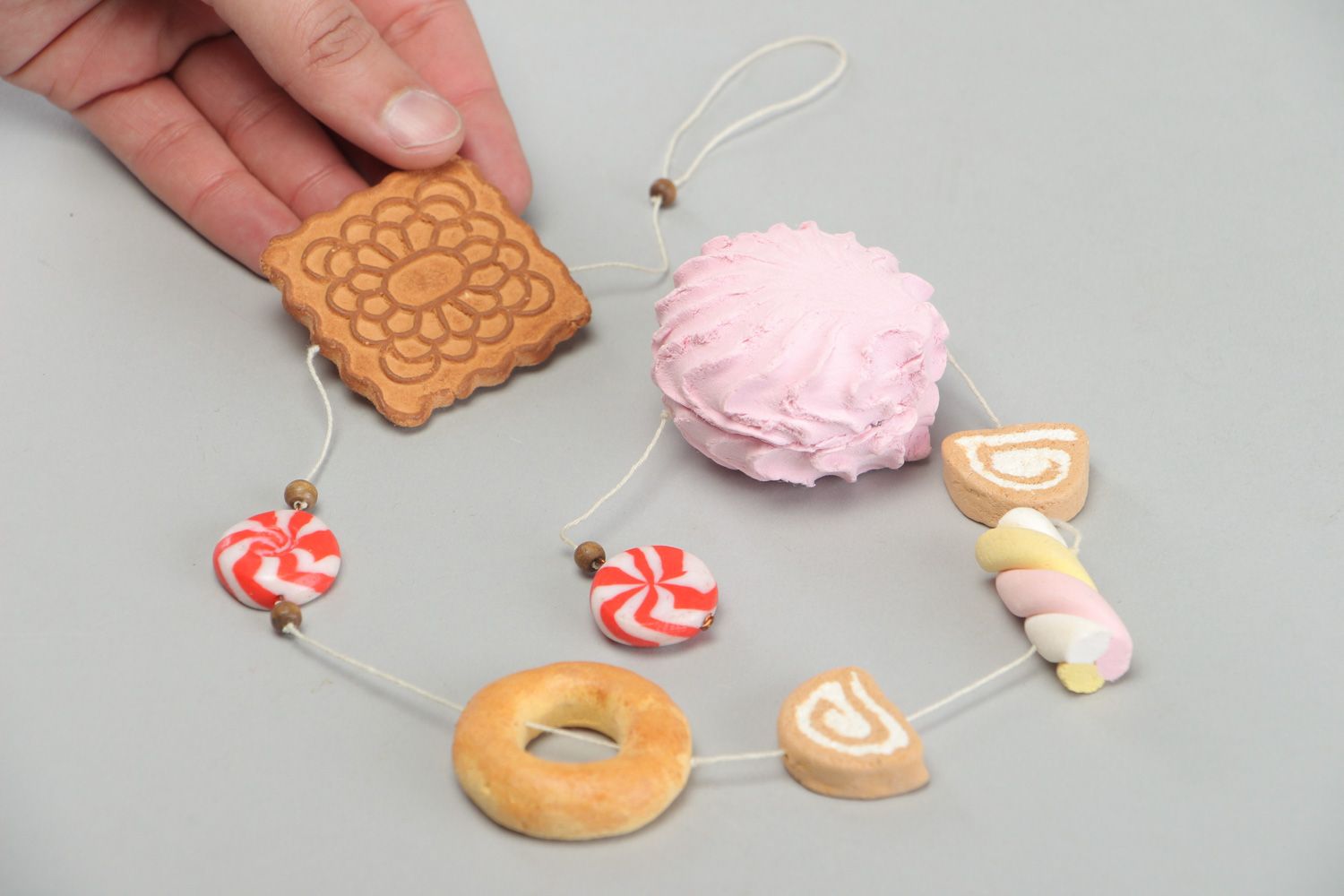 Гирлянда из декоративных сладостей из пластики фото 4