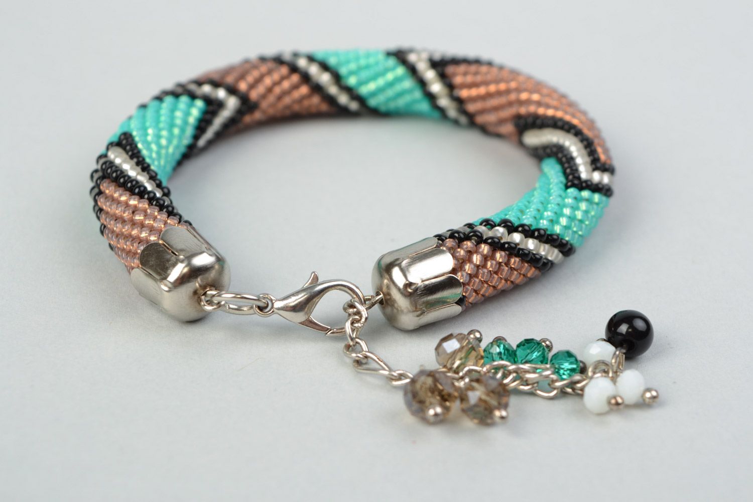 Bracelet crocheté en perles de rocaille original avec pendeloque fait main photo 4