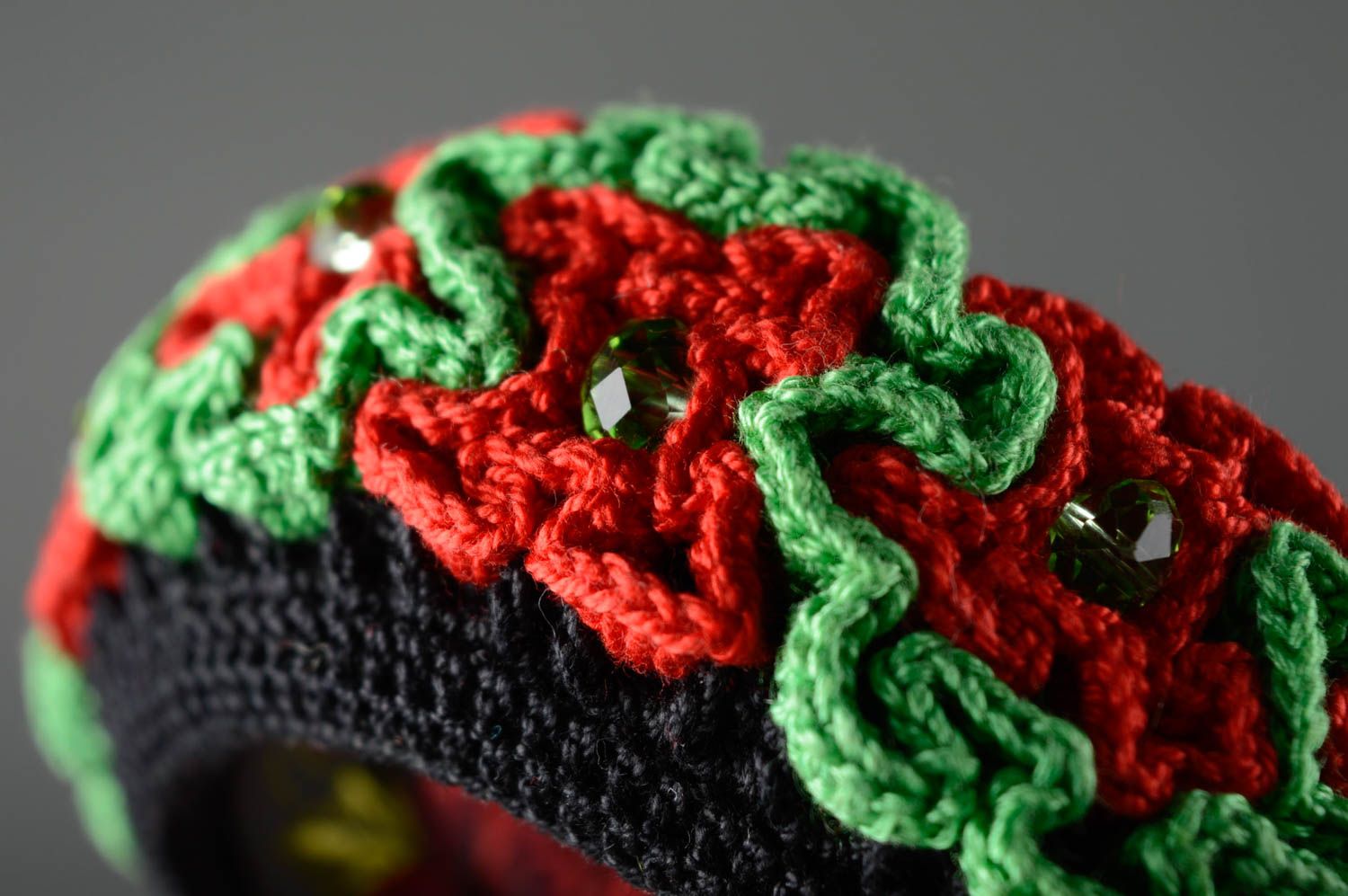 Bracelet large tricoté au crochet vert rouge noir fait main avec fleurs  photo 6