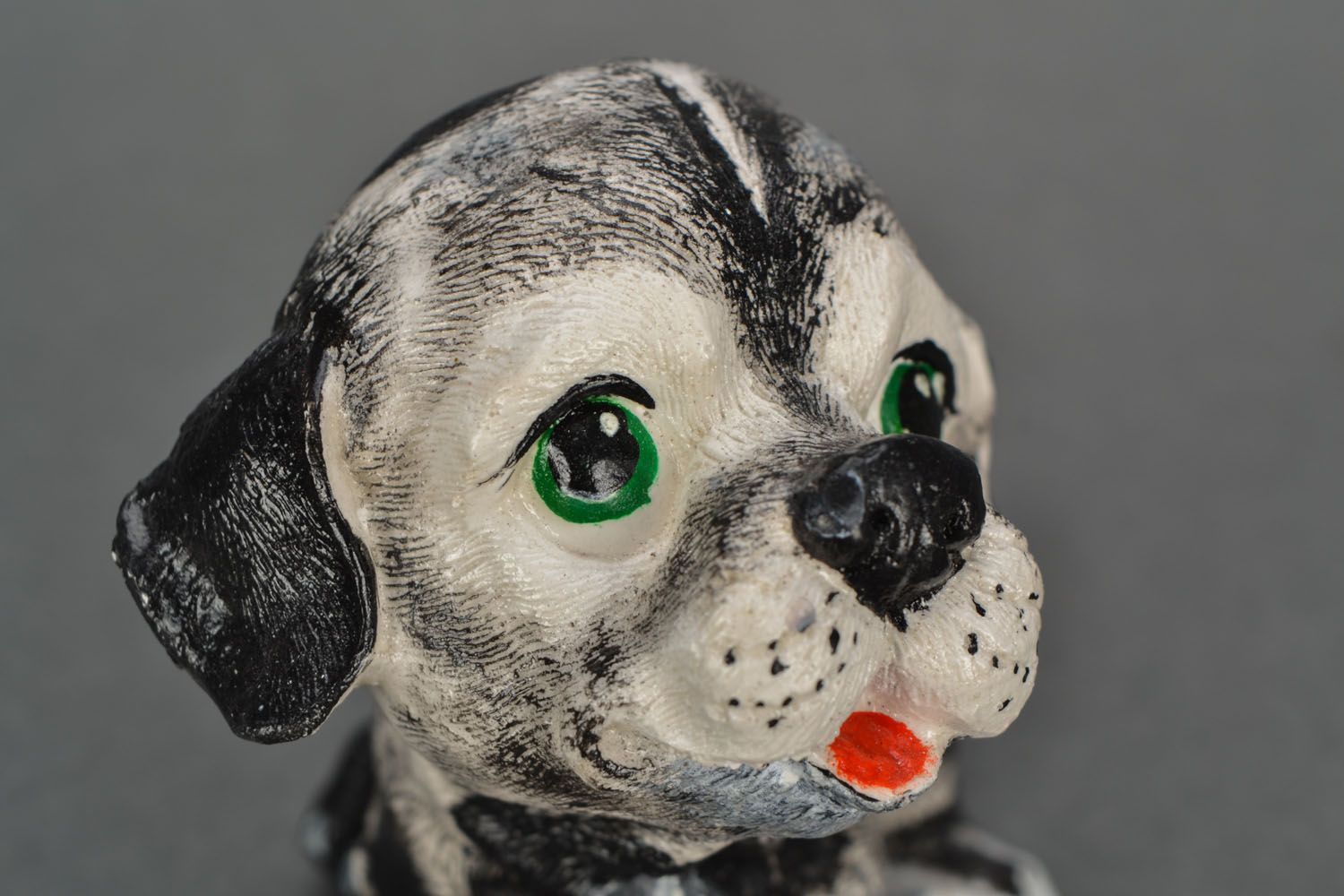 Estatueta de gesso pintada com tintas acrílicas em forma do cachorro  foto 4