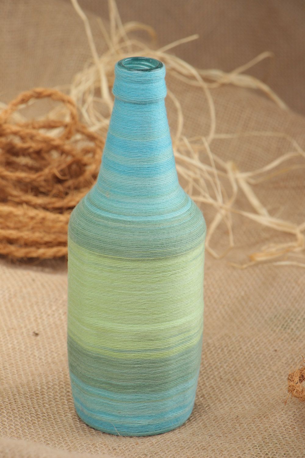 Botella decorativa de cristal envuelta en hilos de algodón artesanal de 500 ml foto 1