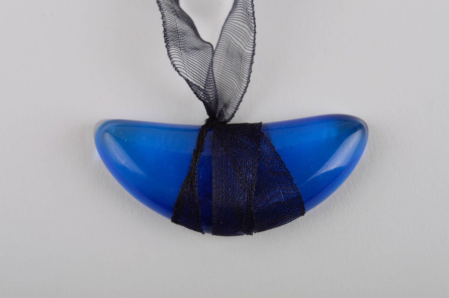 Pendentif en verre bleu Bijou fait main sur ruban noir Cadeau pour femme photo 3