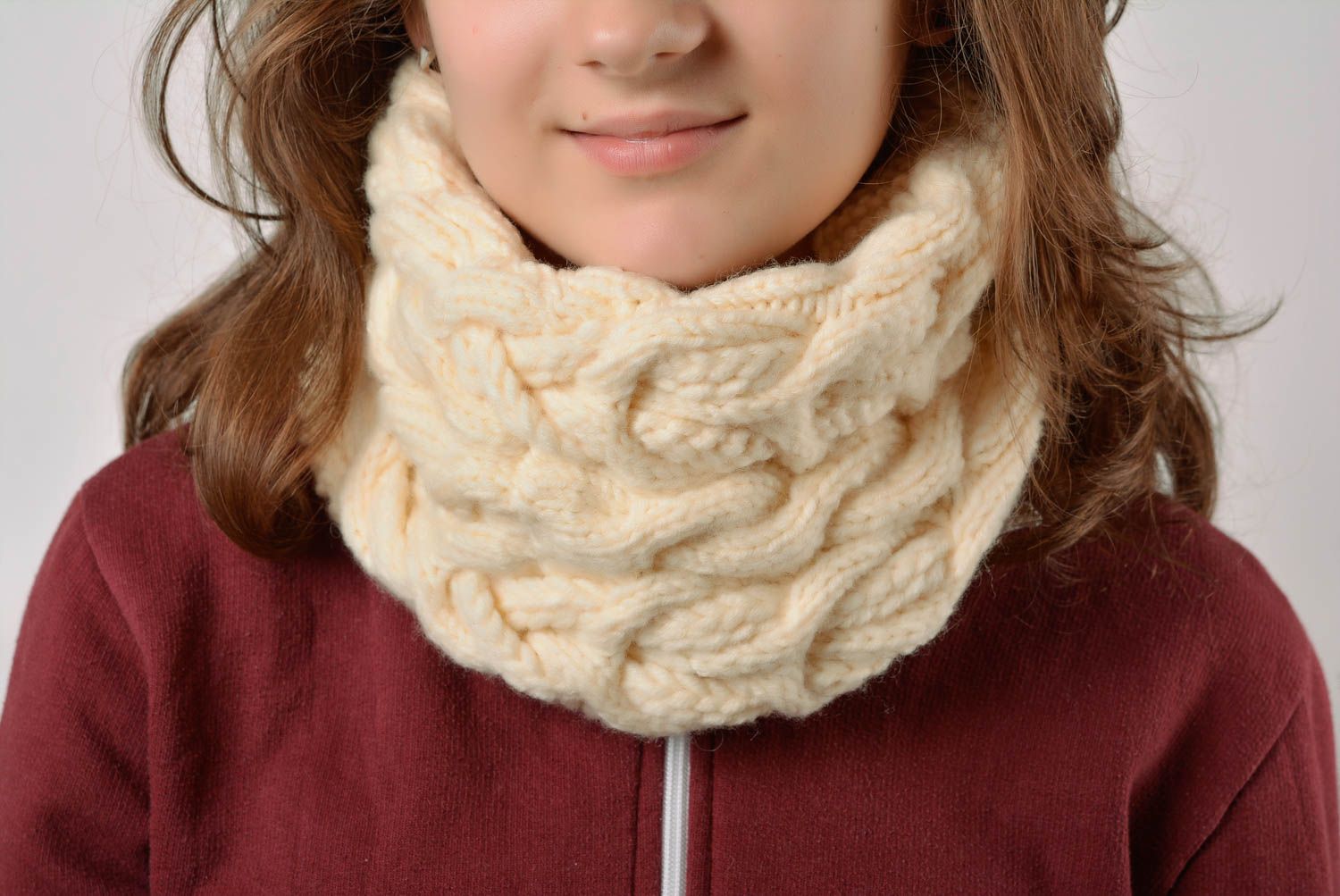 Теплый шарф снуд из шерсти спицами ручной работы светлый женский красивый фото 2