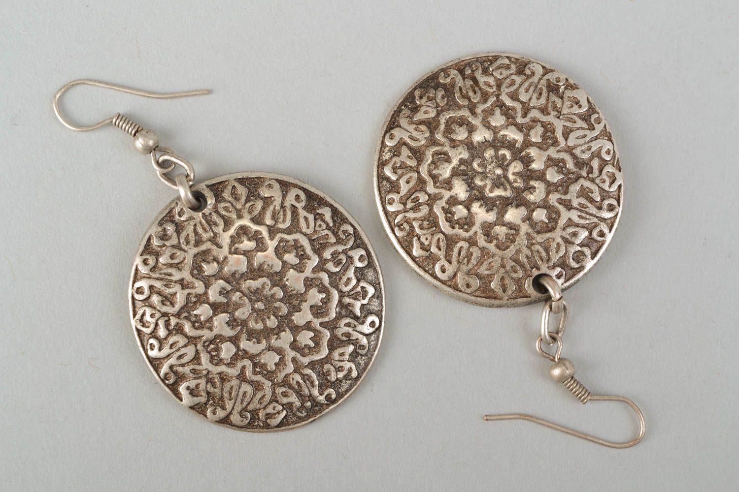 Runde Ohrringe aus Metall mit Blumenmuster  foto 3