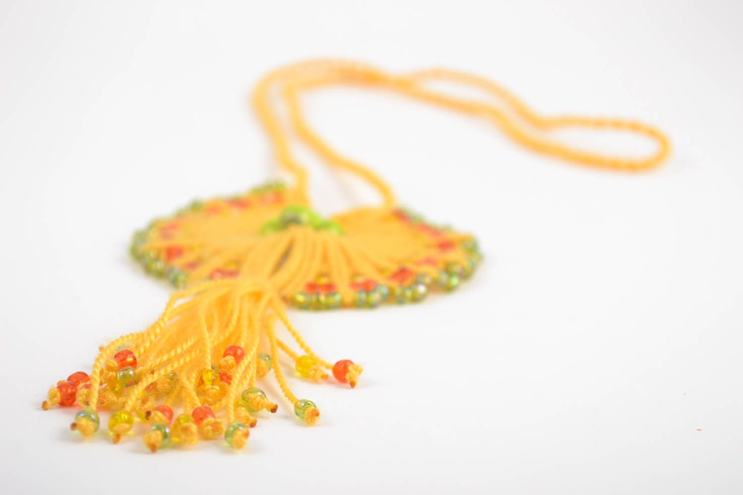Pendentif textile technique de macramé fait main jaune avec perles fantaisie photo 4