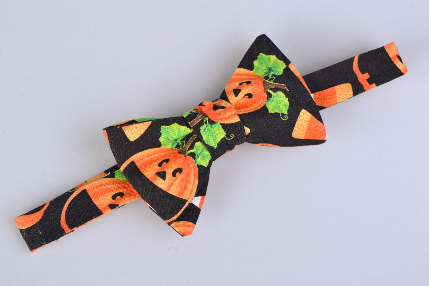 Handmade stylish bow tie sewn of American cotton with bright pattern Halloween photo 3