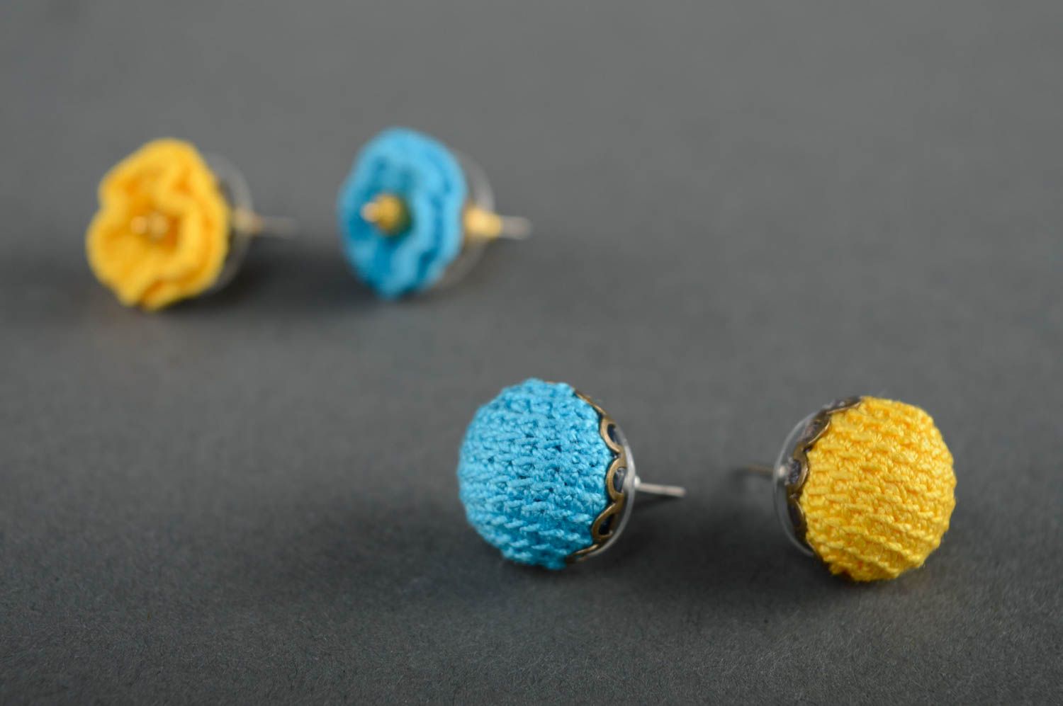 Boucles d'oreilles puces tricotées au crochet faites main boules bleu jaune  photo 5