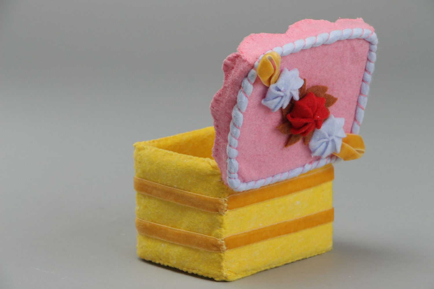 Handmade children's colorful jewelry box made of felt in the shape of a cake photo 3