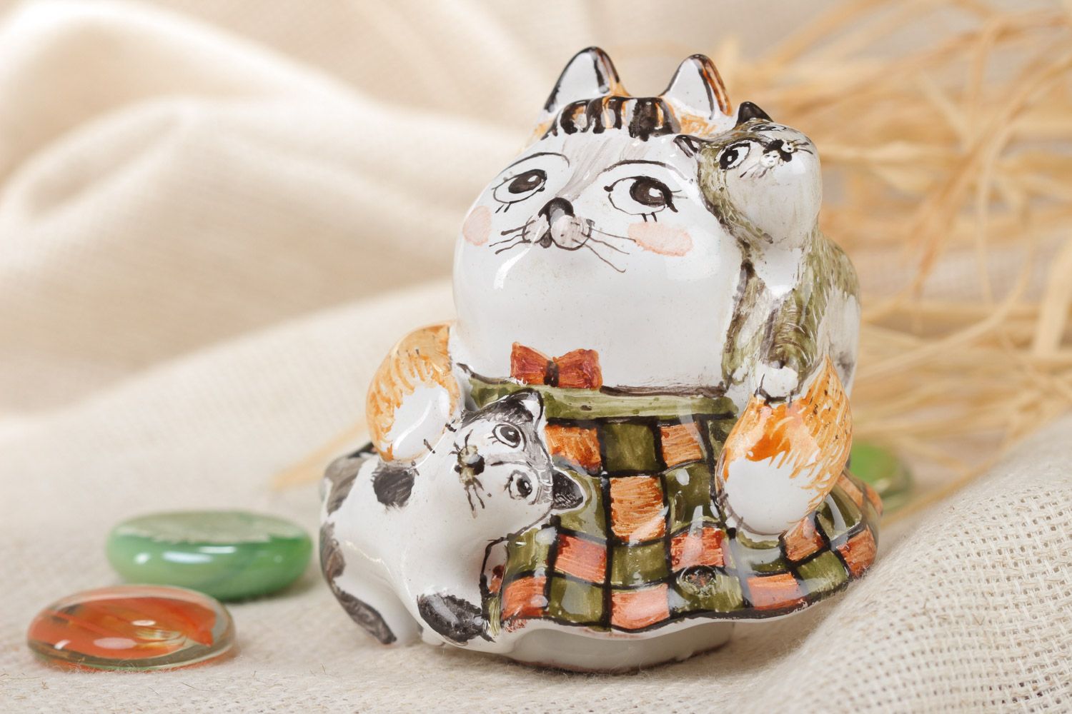 Petite figurine en céramique chatte et chatons multicolore peinte faite main photo 1