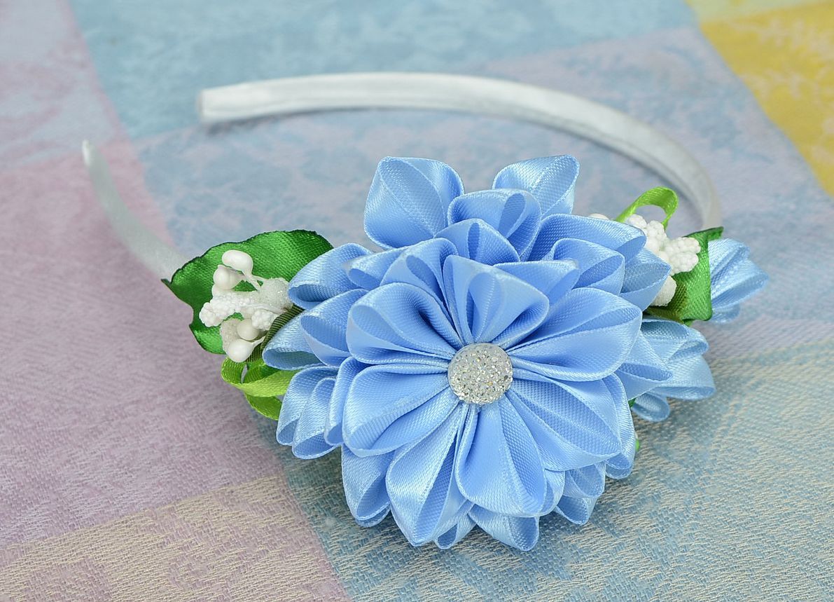Aro de cabelo, coroa de flores na cabeça com flor azul de cetim foto 5