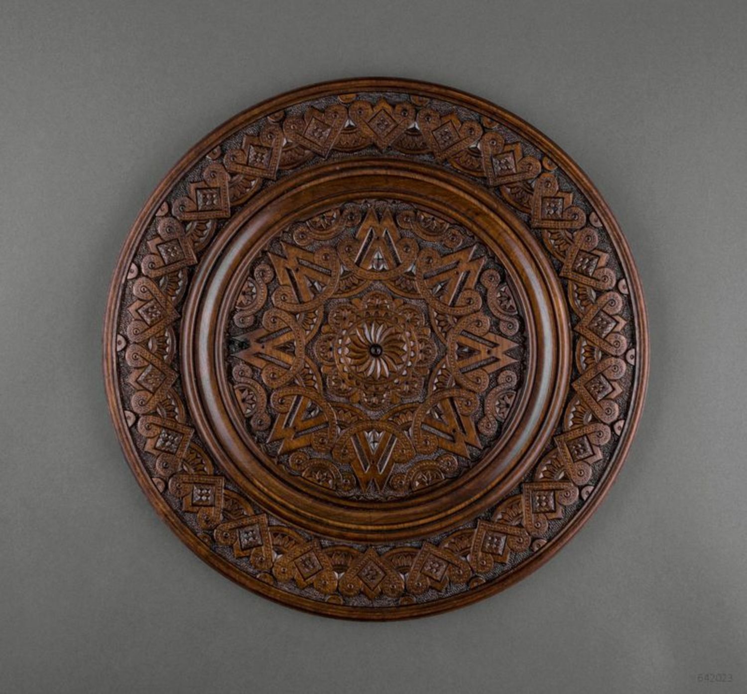 Деревянная настенная тарелка фото 3