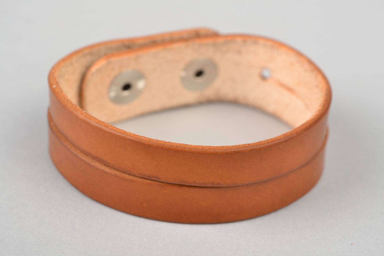 Pulsera de cuero natural doble marrón con botones a presión hecha a mano foto 3