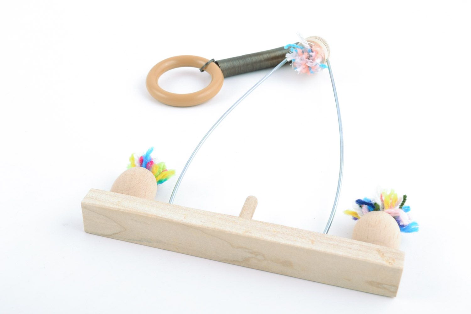 Petit jouet artisanal en bois écolo peint fait main Balançoire avec ressort photo 3