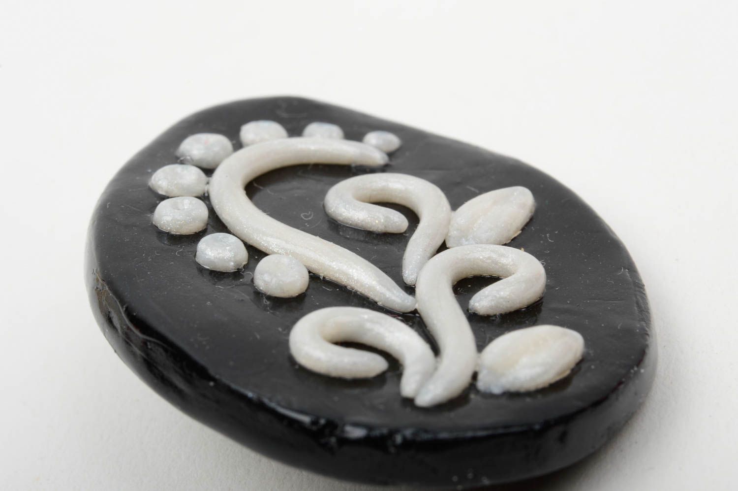 Broche noire motif blanc Bijou fait main argile polymère Cadeau pour femme photo 4