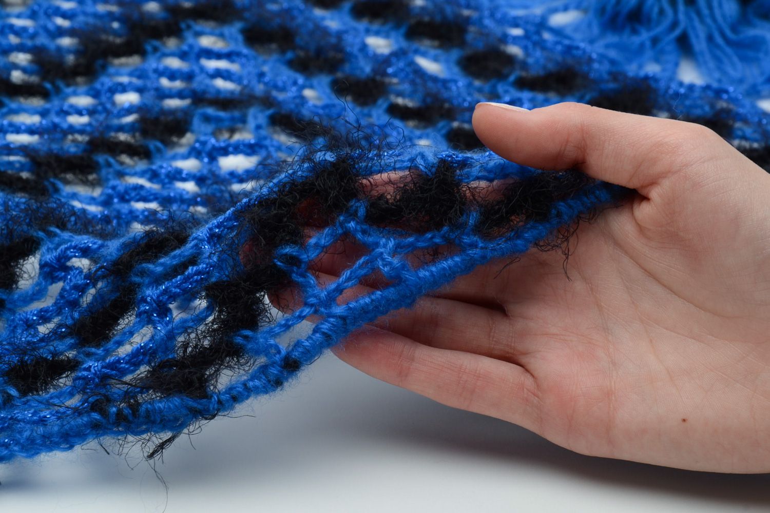 Breiter schwarz blauer gehäkelter Schal aus Fäden handmade für Frauen foto 5