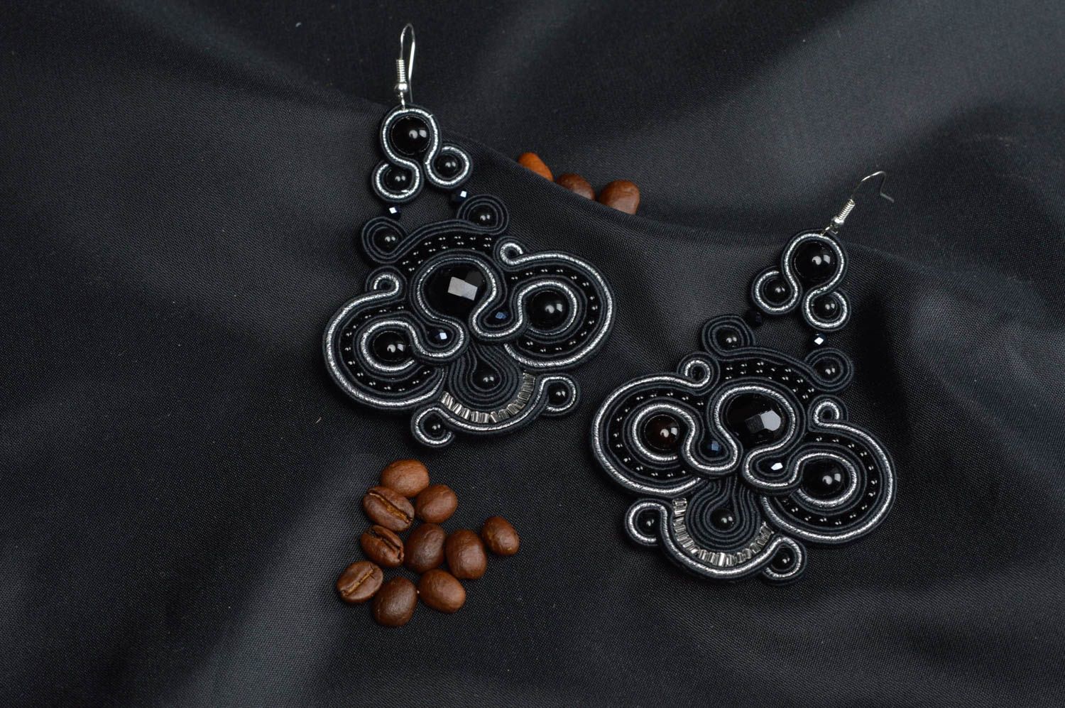 Boucles d'oreilles textiles noires soutache avec perles fantaisie faites main photo 1