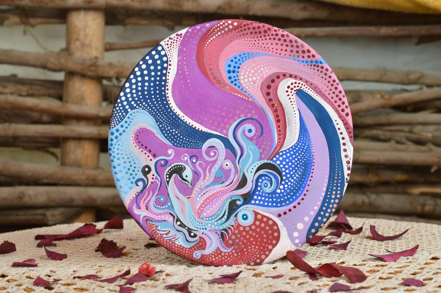 Керамическая тарелка расписанная акриловыми красками декоративная ручной работы фото 1