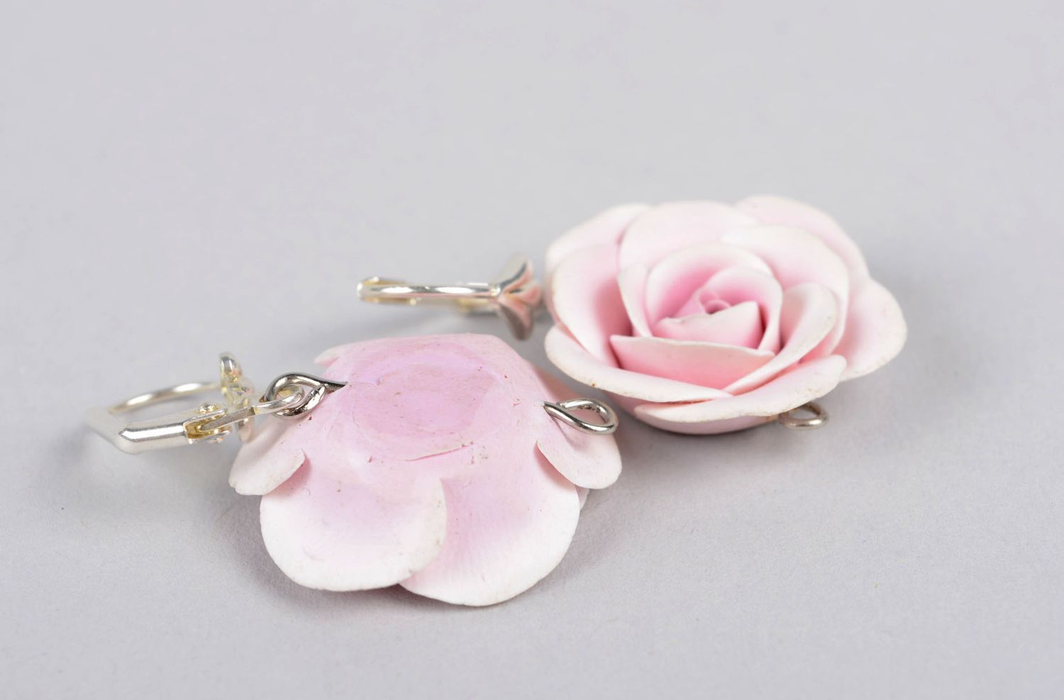 Rosa Blumen Ohrringe handgemachter Polymer Schmuck Accessoire für Frauen schön foto 2
