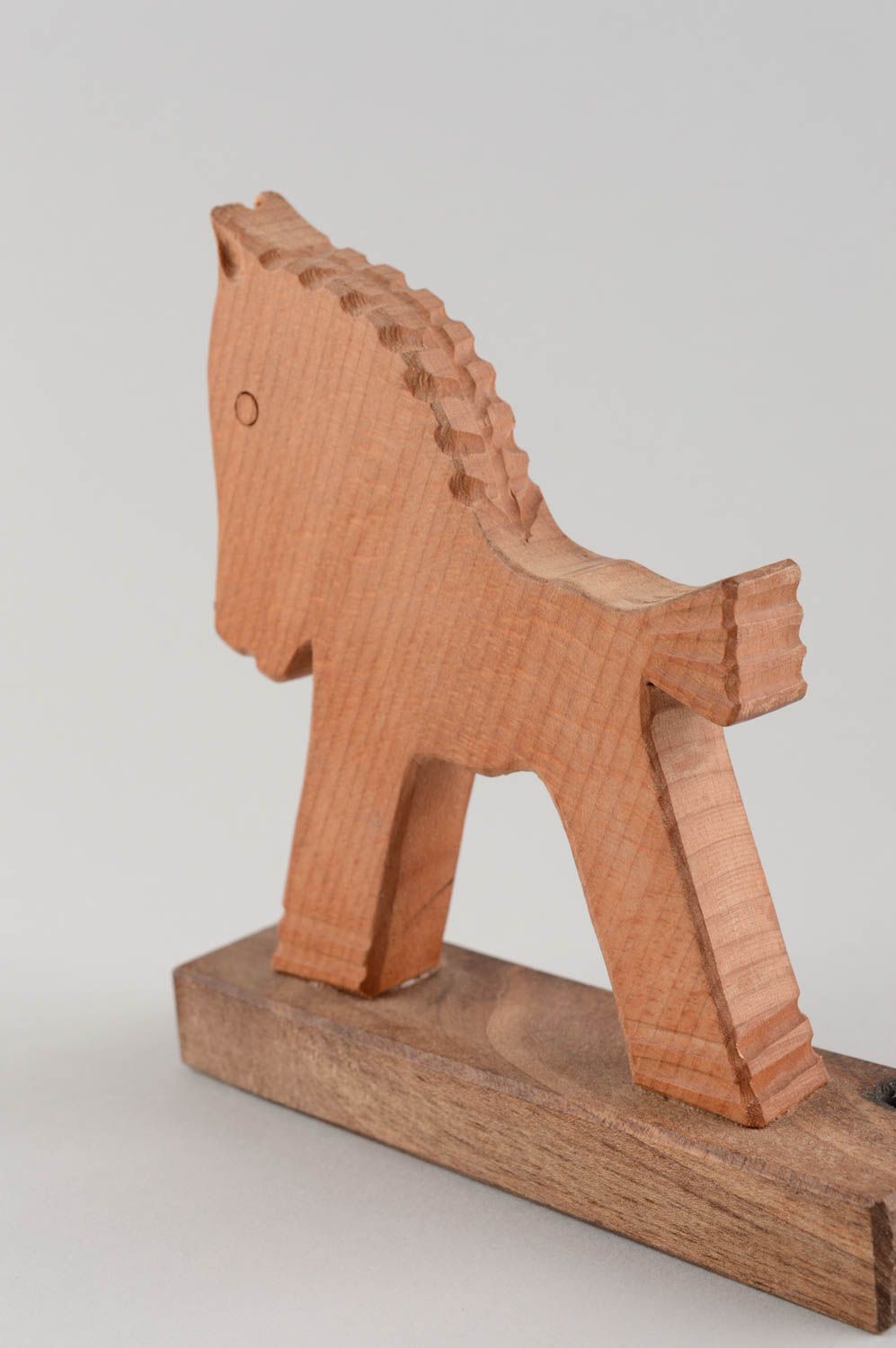 Estatueta de madeira de autor na forma de cavalo de brinquedo artesanal foto 4
