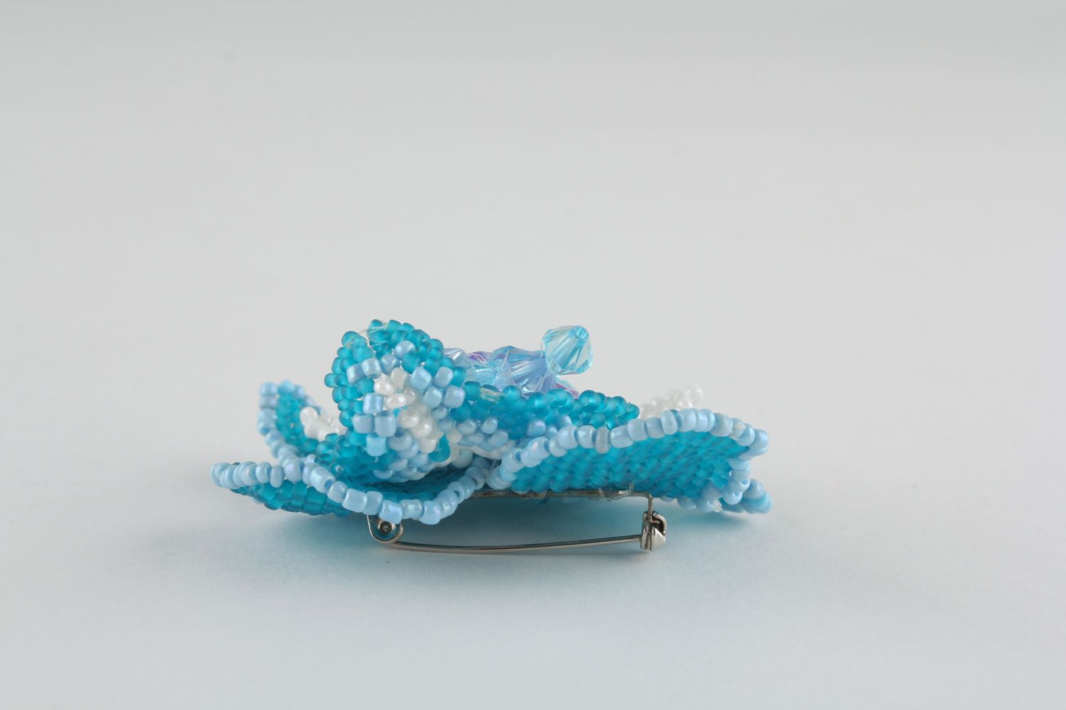 Голубая брошь из бисера Цветок фото 3