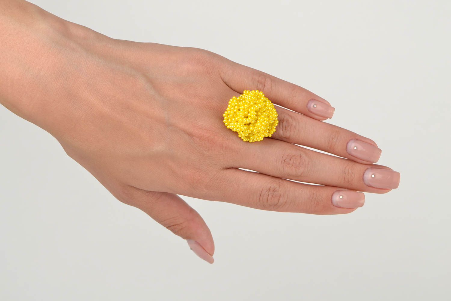 Bague perles de rocaille Bijou fait main jaune en métal Cadeau original photo 2