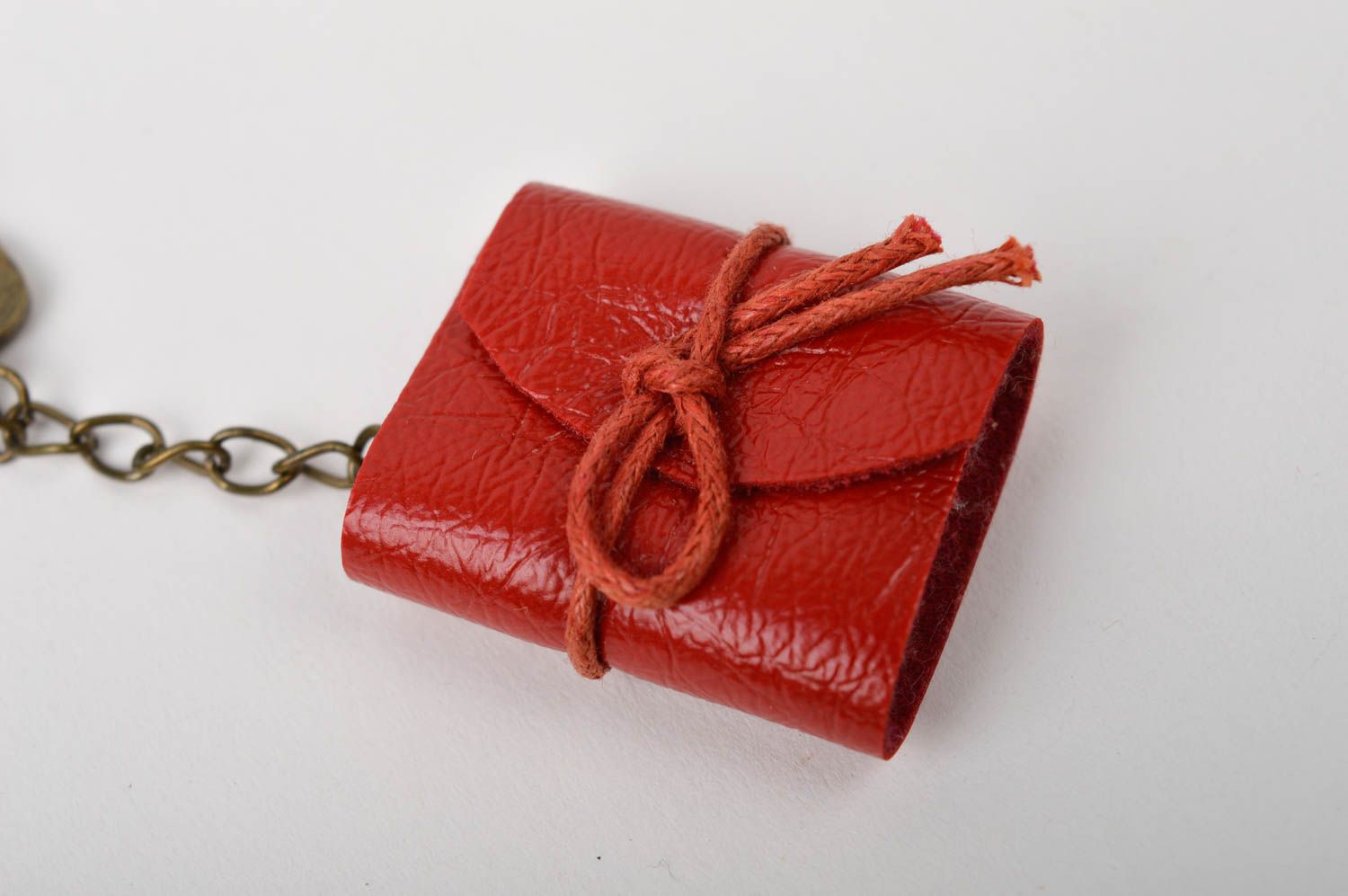 Porte-clés fait main Accessoire design petit bloc-notes rouge Cadeau original photo 4