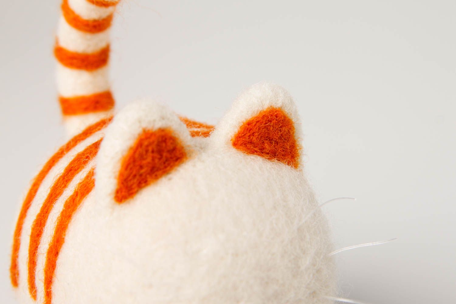 Peluche chat blanc rayé Jouet fait main petit en laine feutrée Cadeau enfant photo 5