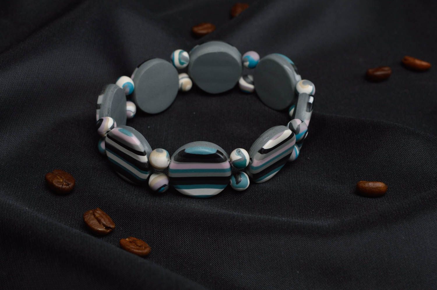 Handgemachtes gestreiftes Designer Armband aus Polymerton an Gummizug für Damen foto 1