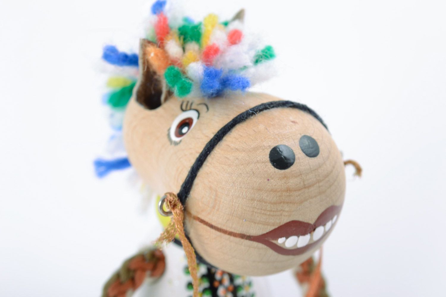 Смешная игрушка из дерева в виде лошадки ручной работы расписанная эко красками фото 3
