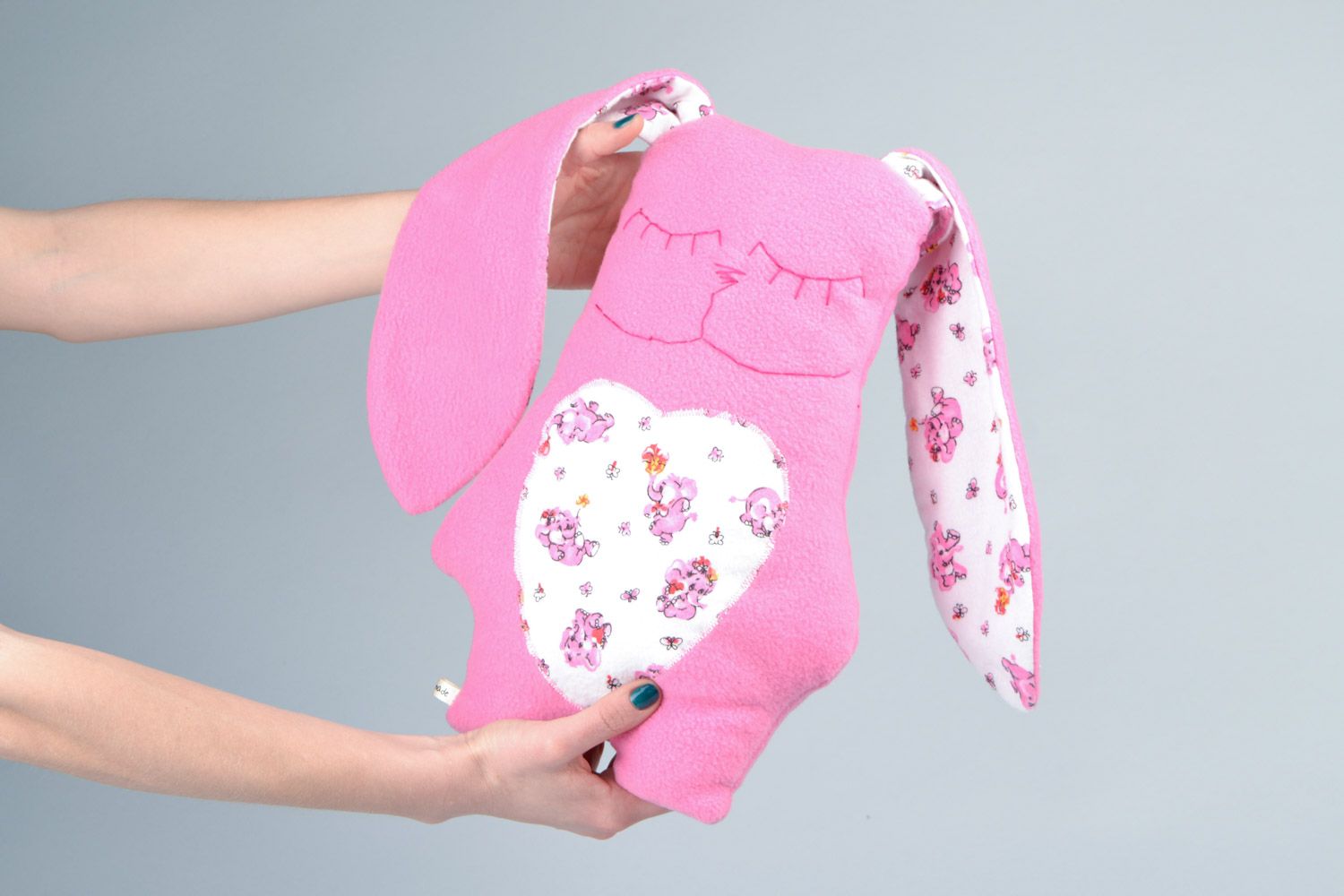 Интерьерная игрушка-подушка в виде розового зайчика из флиса ручной работы фото 2