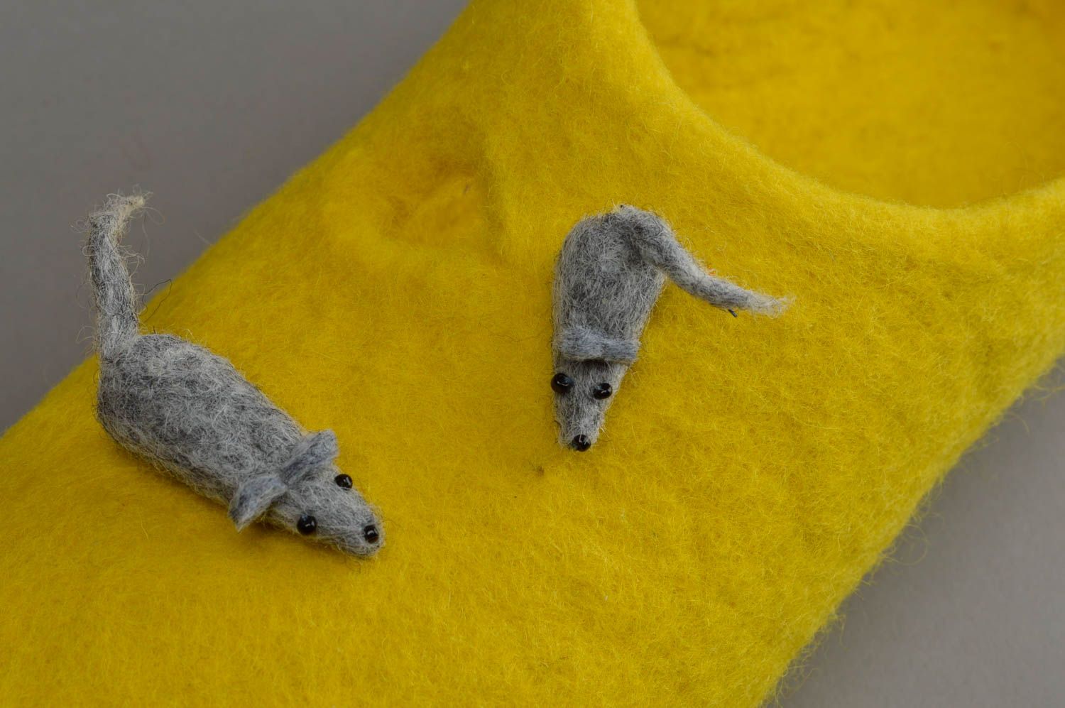 Originelle gefilzte gelbe Hausschuhe für Damen aus Naturwolle handmade Käse foto 5