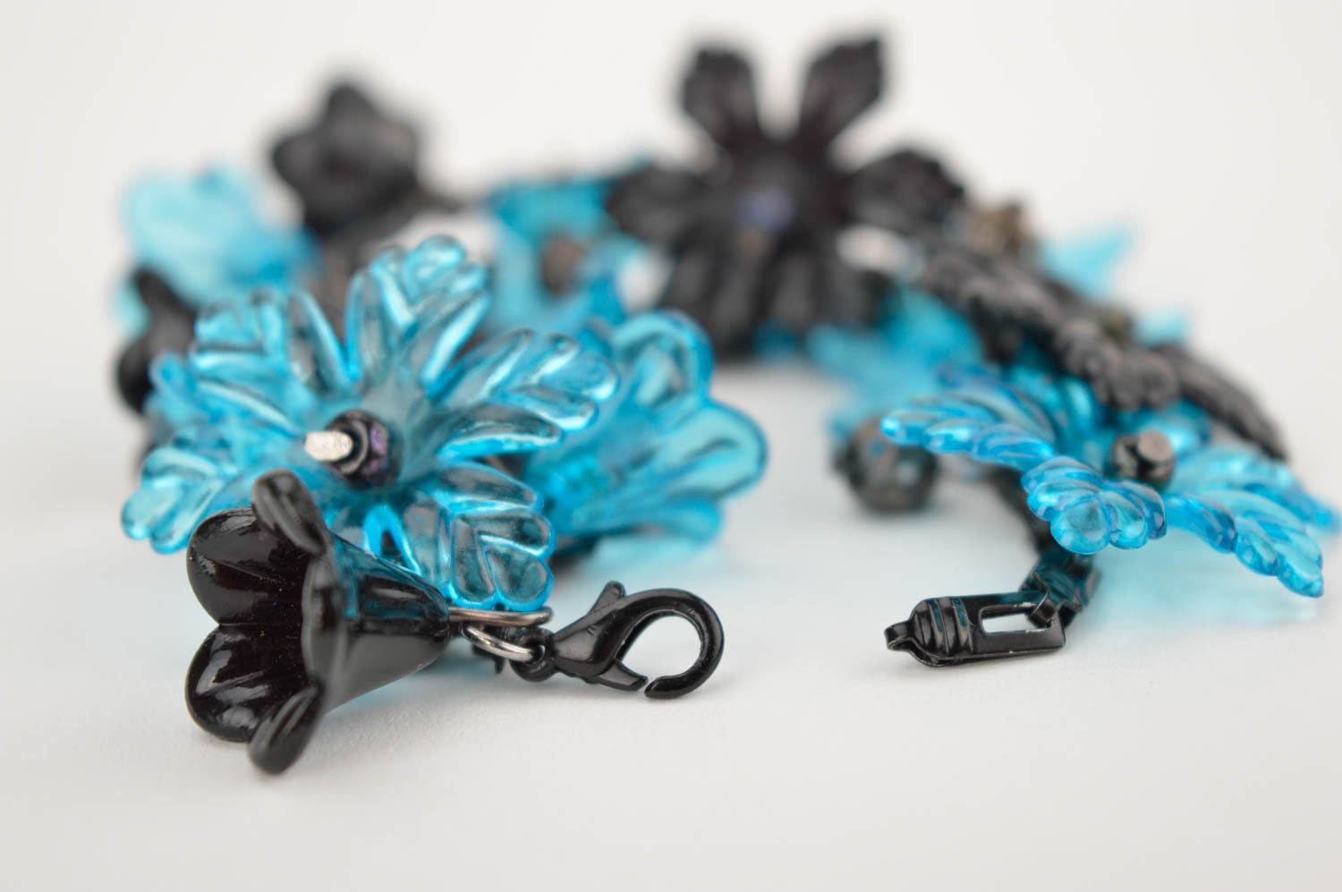 Bracelet plastique Bijou fait main avec fleurs bleu-noir Cadeau pour femme photo 2