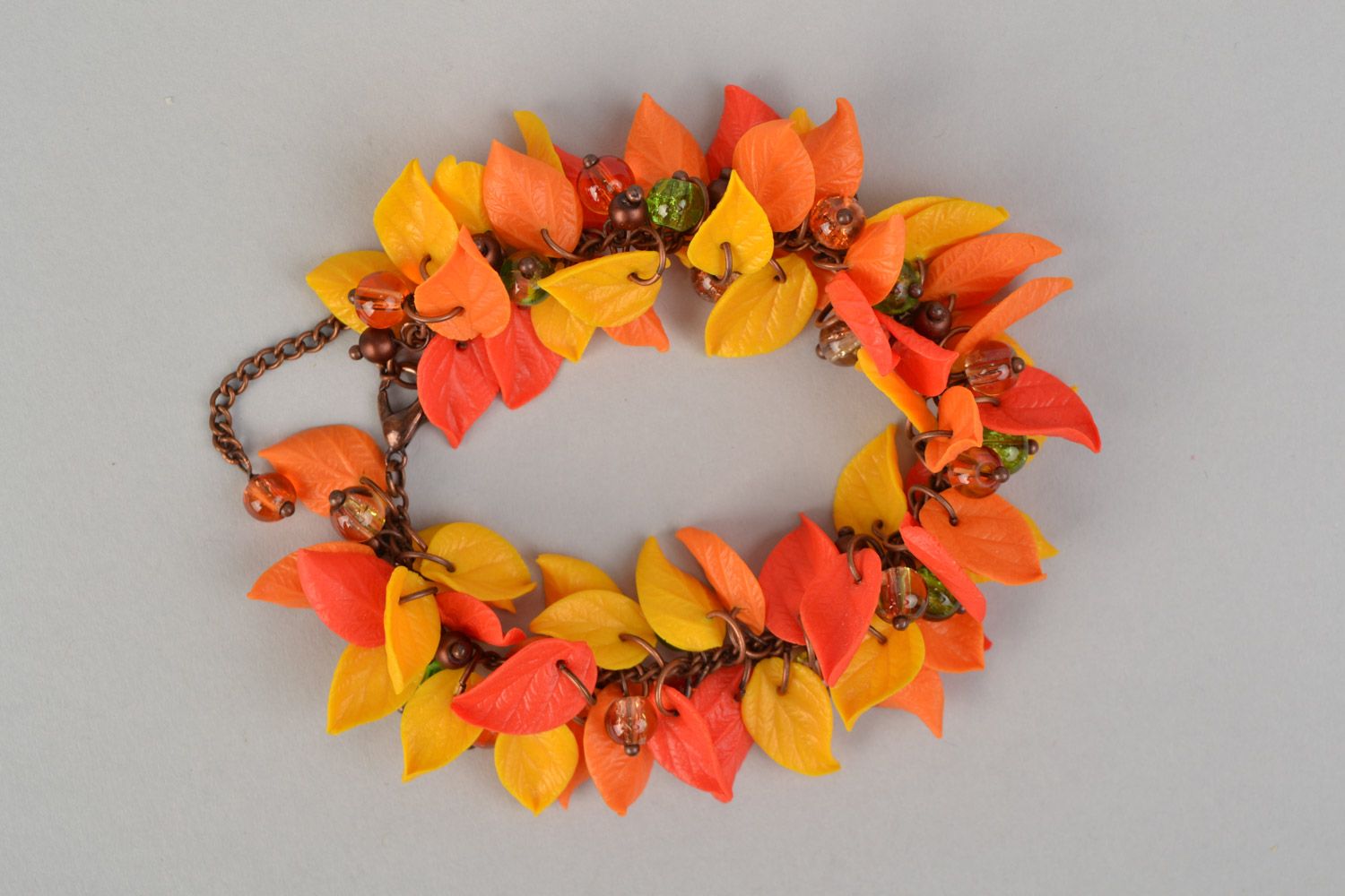 Handmade Polymerton Armband mit Anhängern in Form von Blättern an Kette Herbst foto 3