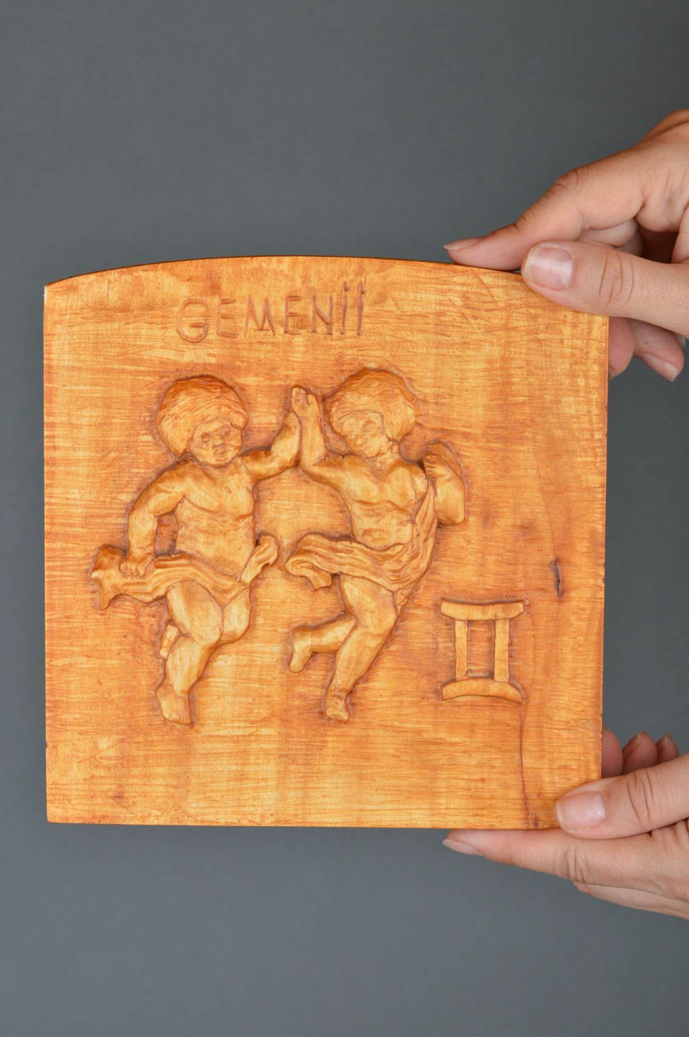 Panel de madera artesanal tallado barnizado bonito original para casa Géminis foto 3