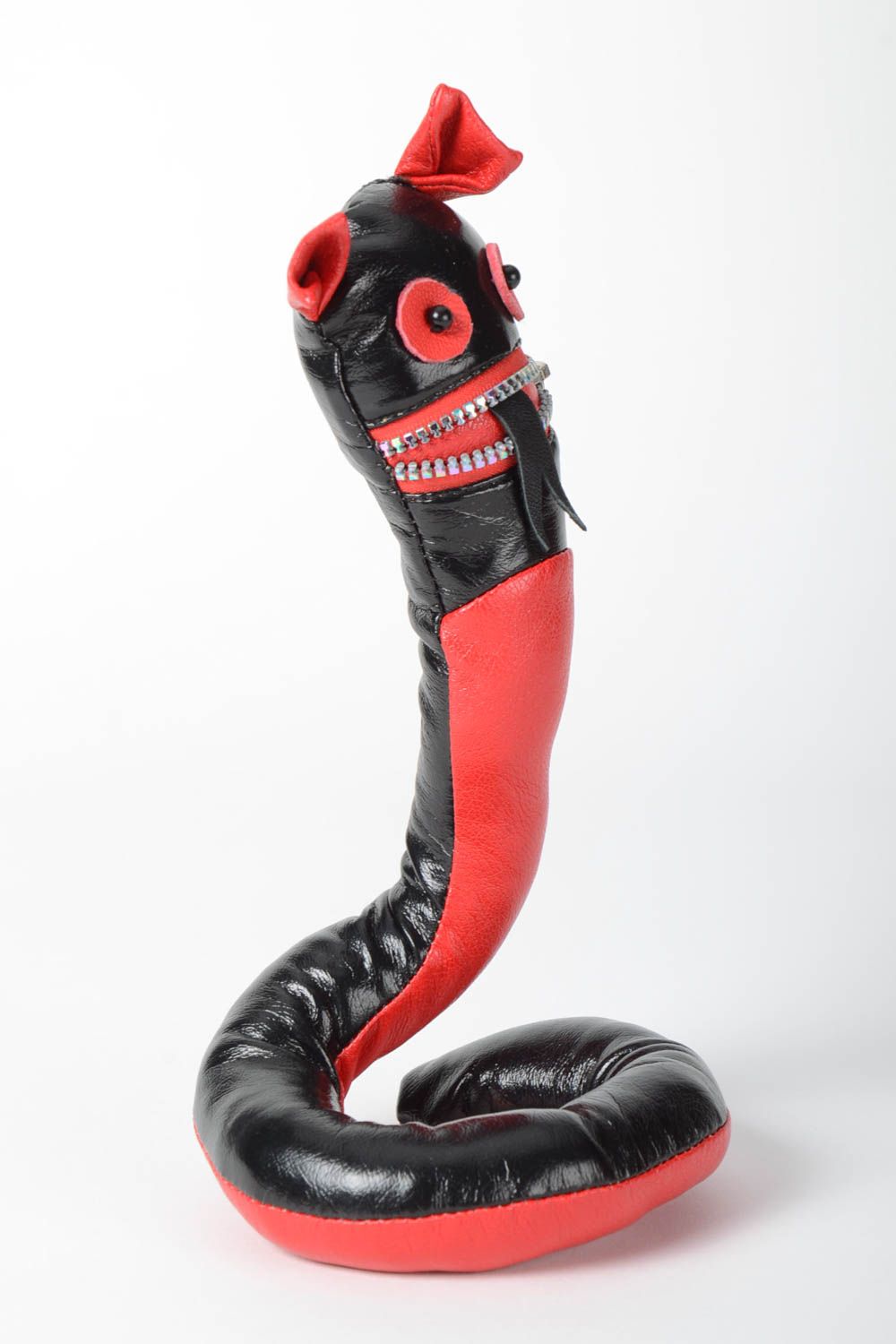 Jouet serpent fait main Décoration maison en cuir noir rouge Cadeau original photo 2