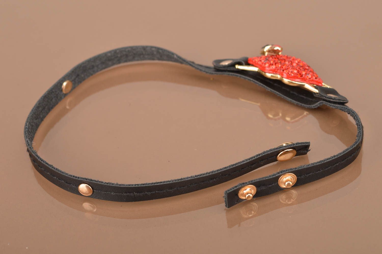Bracelet en cuir noir naturel avec lèvres rouges décoratives et strass fait main photo 5