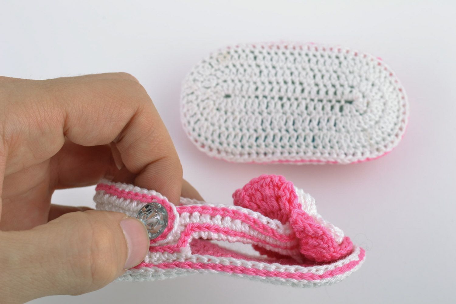 Small pink handmade knitted baby booties sandals with flower for girl photo 2