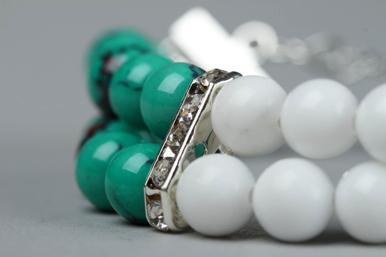 Глиняный браслет с зеленой бирюзой и белым агатом фото 3