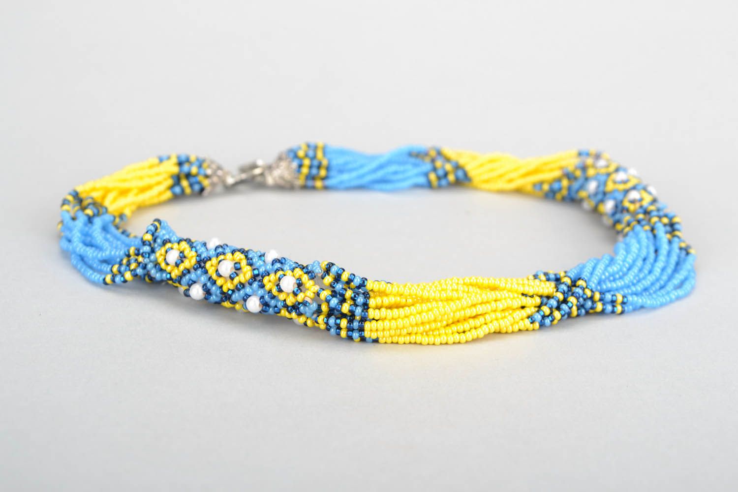 Blau-gelbe Halskette aus Glasperlen foto 4