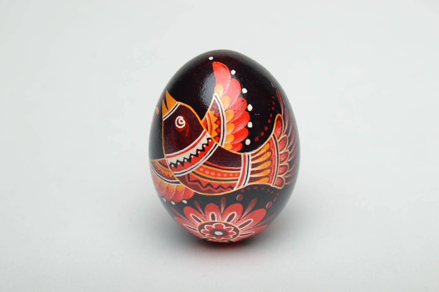 Œuf de Pâques pyssanka fait main peint de couleurs d'aniline et de cire photo 2