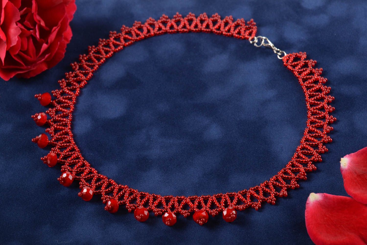 Collier rouge ajouré Bijou fait main Cadeau femme long en perles de rocaille photo 1