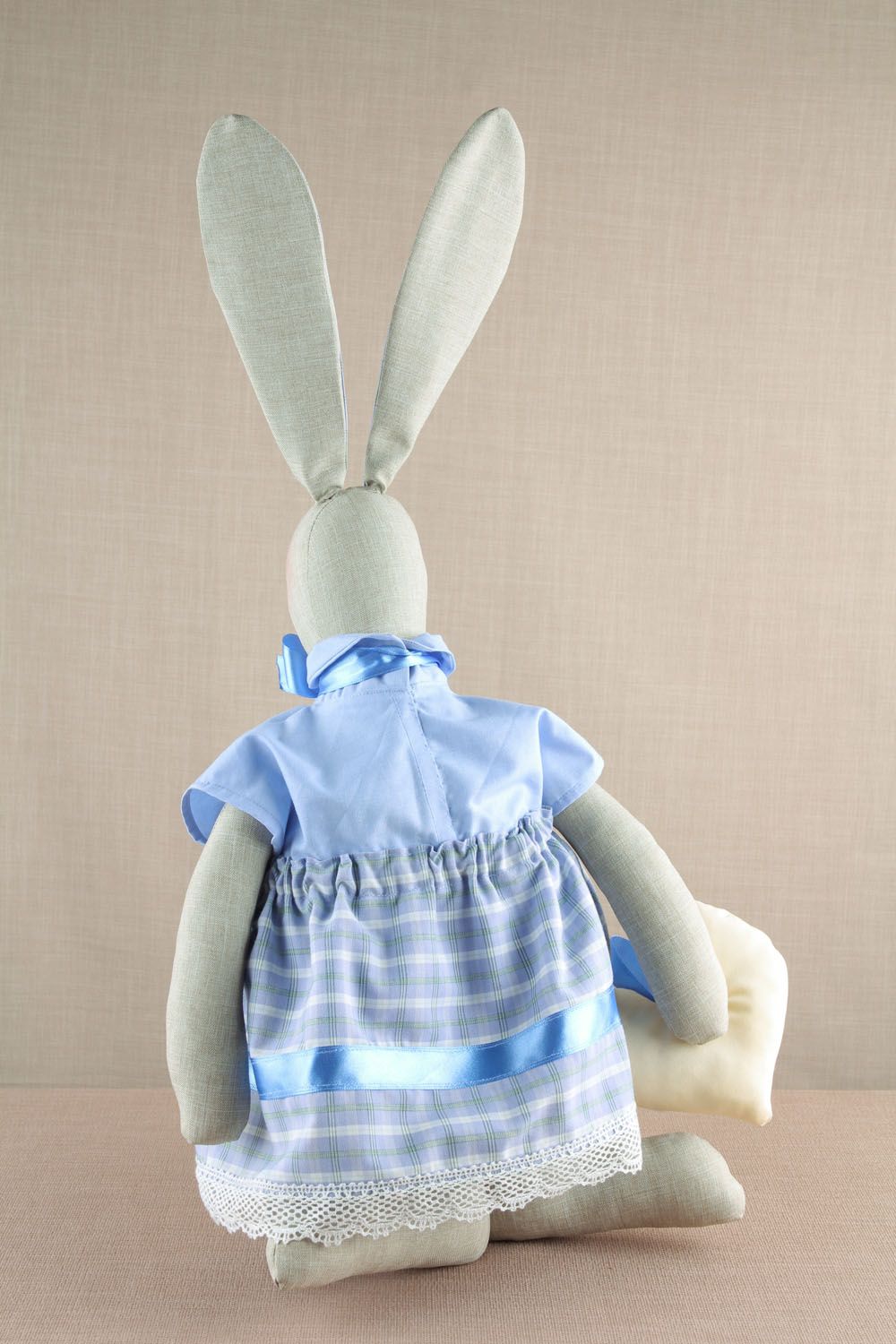 Jouet mou décoratif lapin en robe bleue photo 2