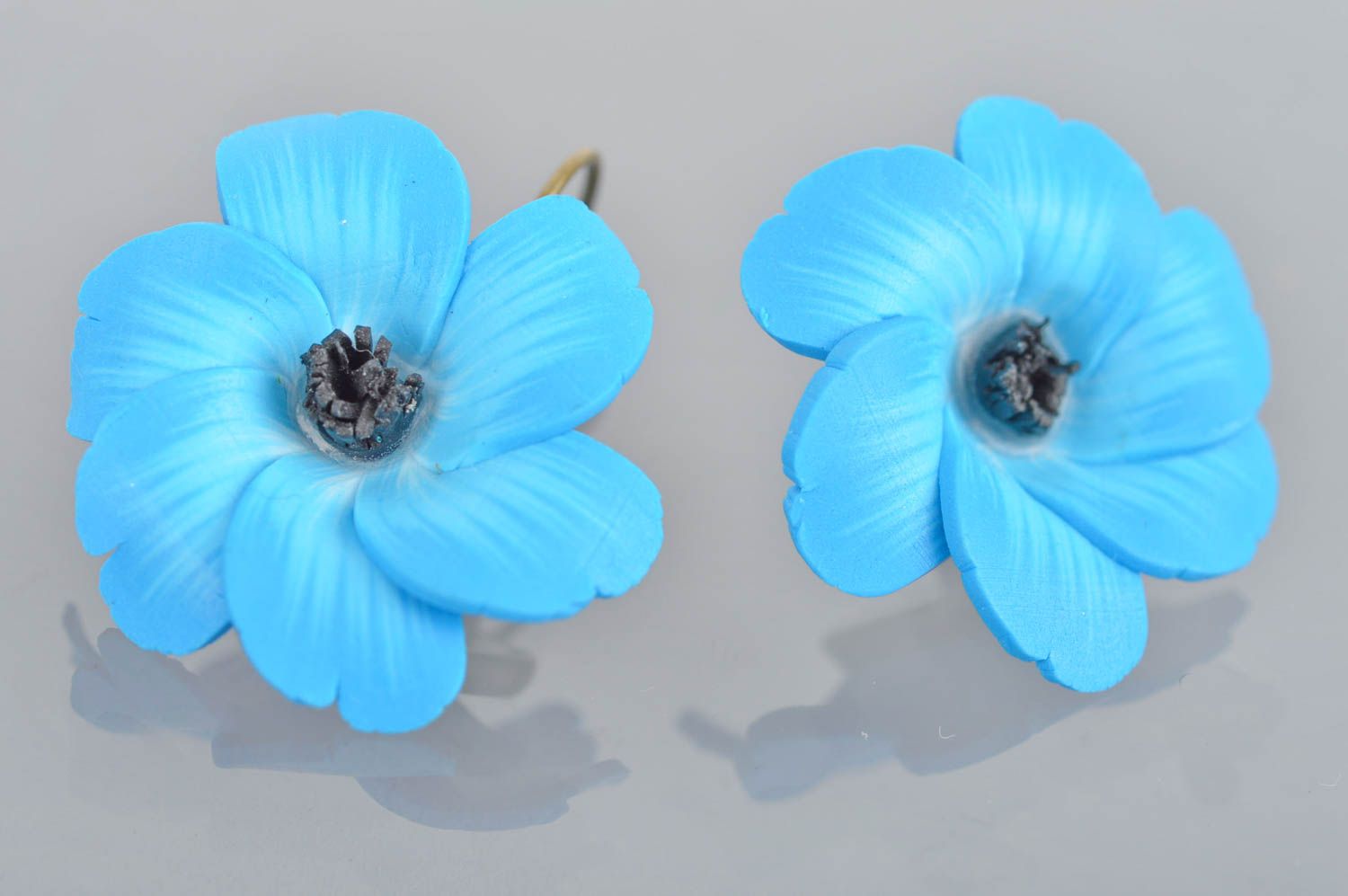 Schöne helle blaue einfarbige handgemachte Ohrringe aus Polymerton mit Blumen foto 2