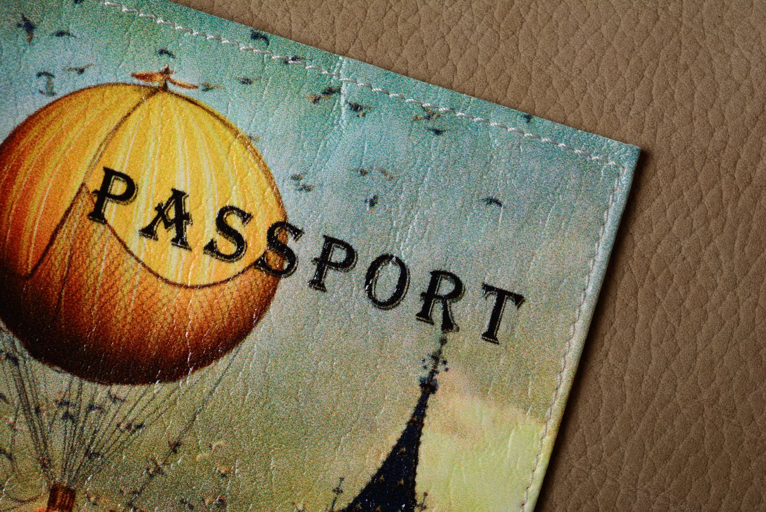 Funda de pasaporte hecha a mano de polipiel con estampado Viaje foto 3
