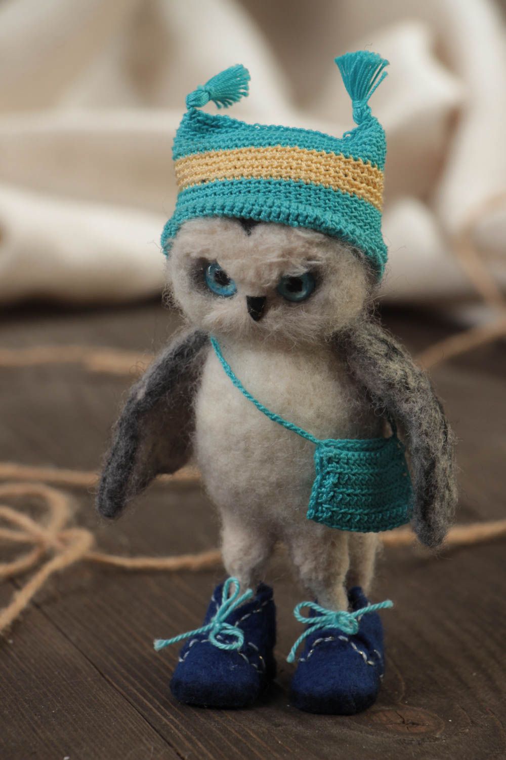 Handmade needle felted small animal figurine of gray owl in hat and with bag photo 1