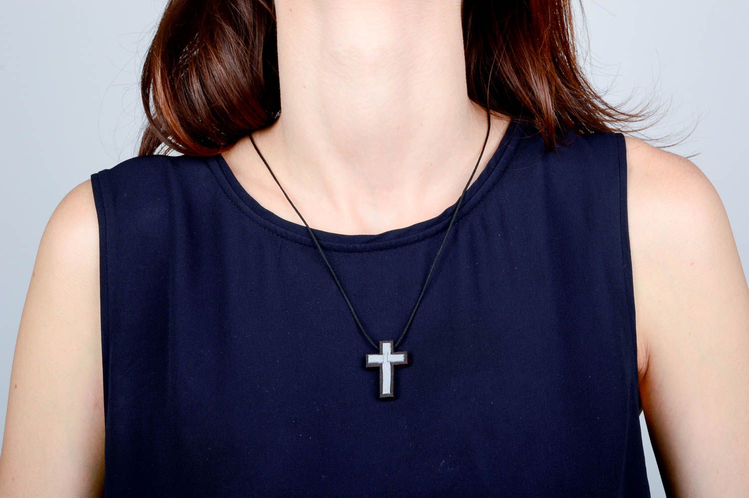 Croix pectorale en bois et cuir Bijou fait main sur cordon Bijoux religieux photo 2
