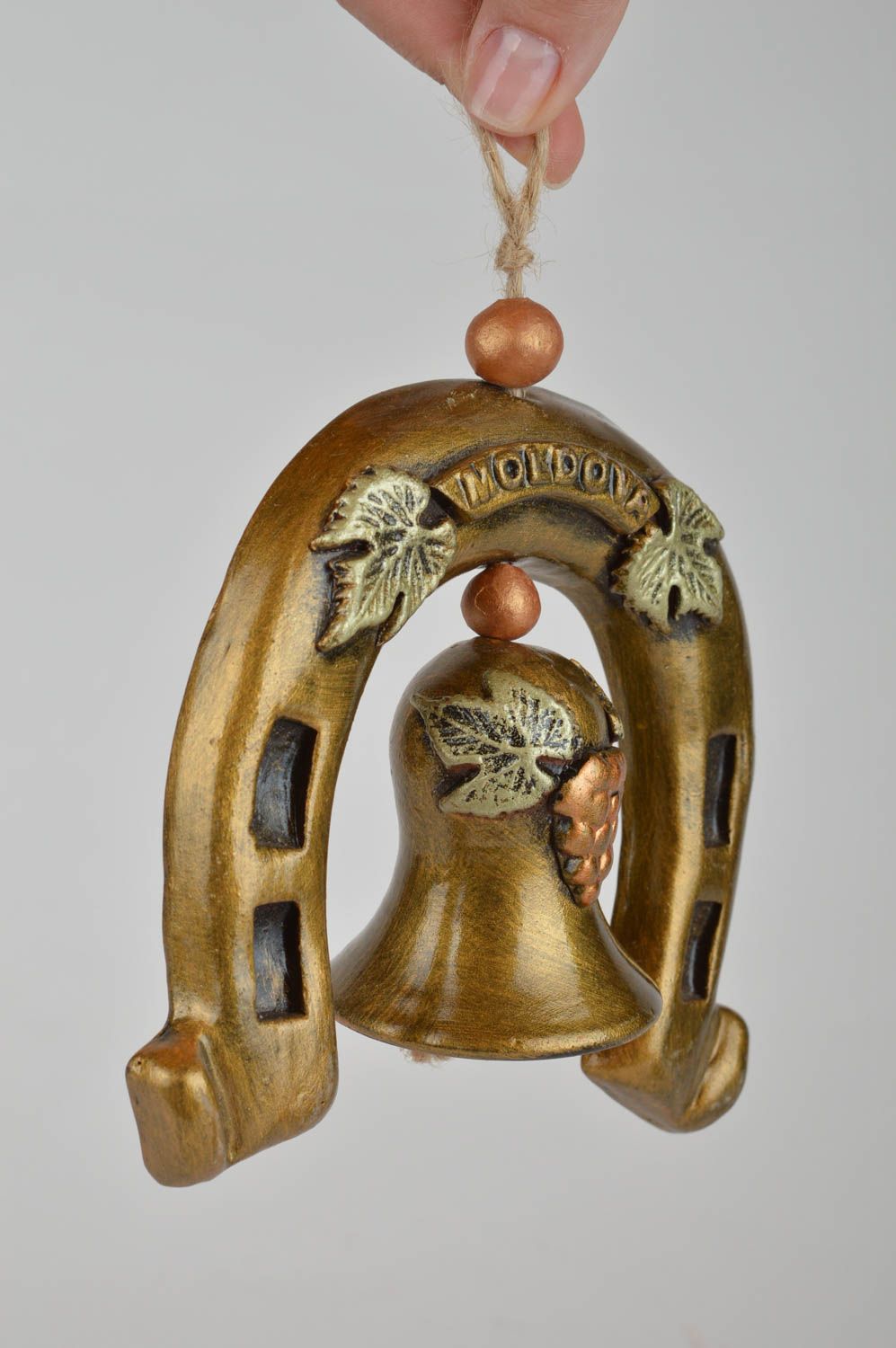 Cloche fer à cheval de couleur dorée en argile faite main décoration à suspendre photo 3