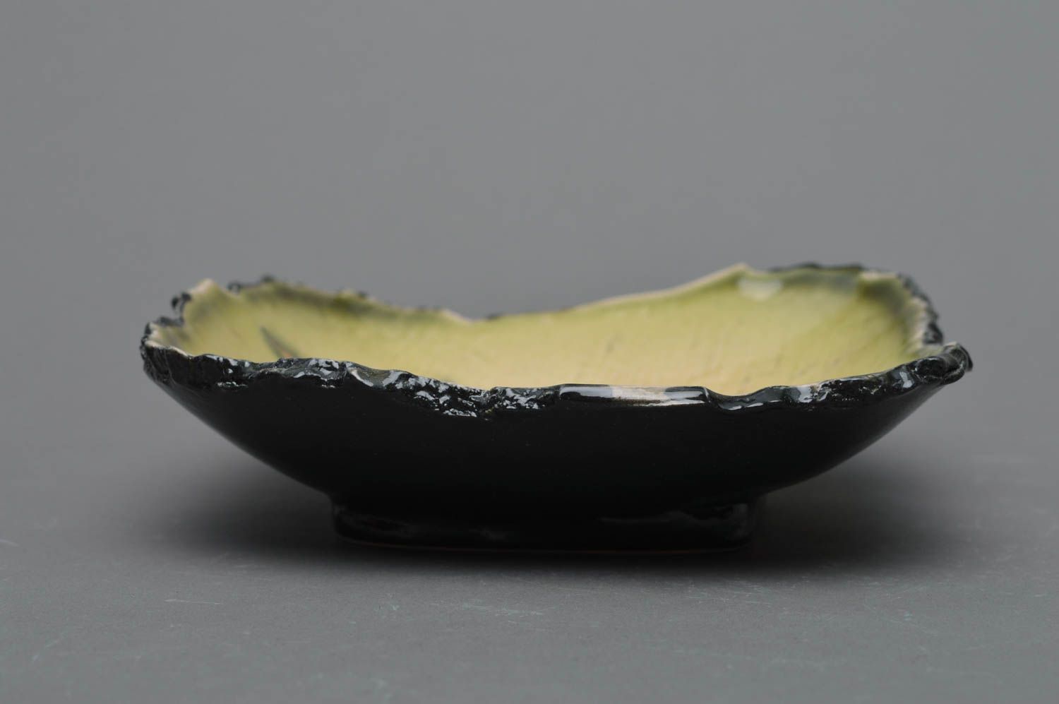 Petit saladier en porcelaine noir beige vert fait main peint de glaçure photo 3