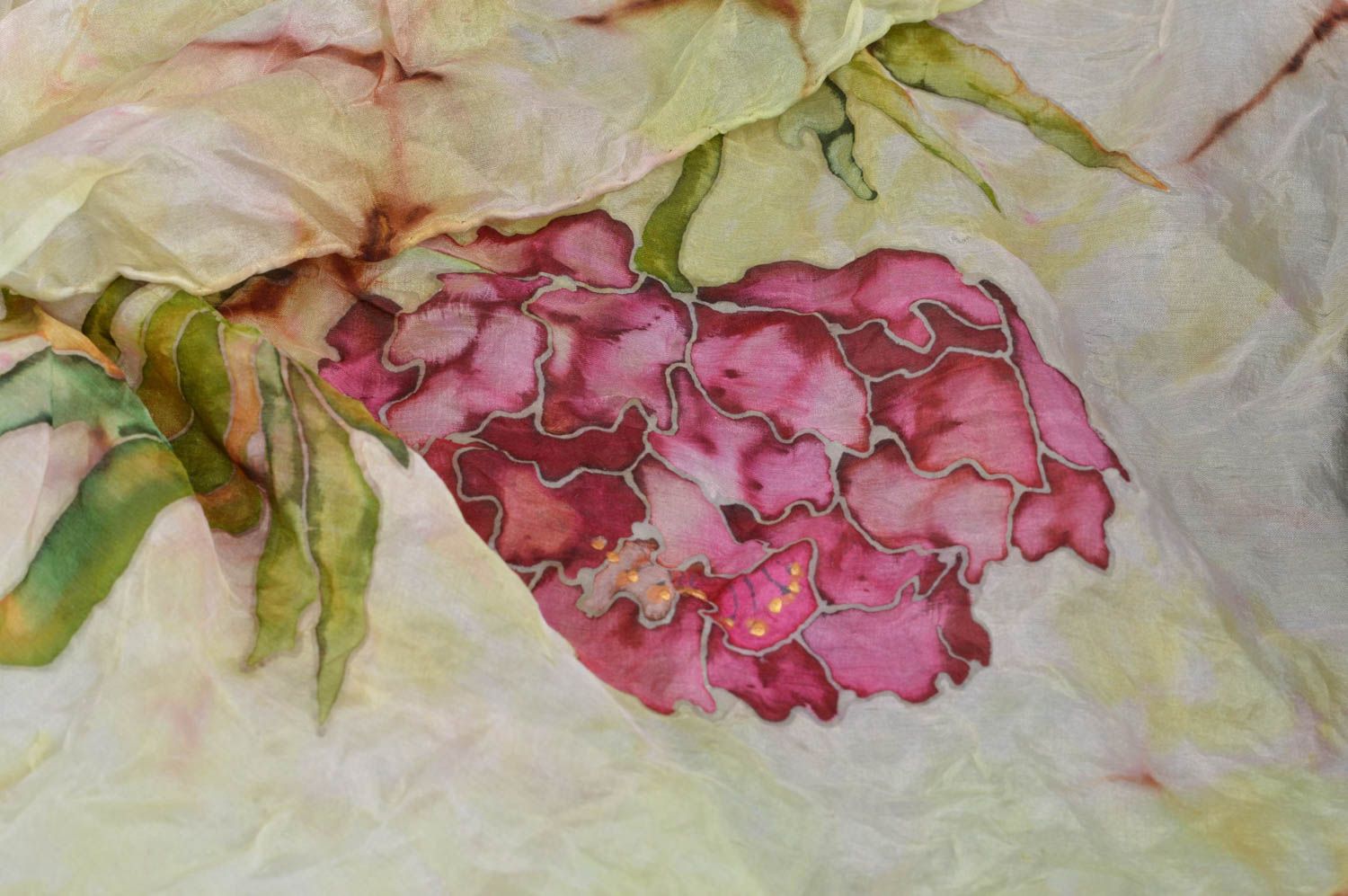 Шелковая шаль с цветами расписанная в технике холодного батика ручной работы фото 5